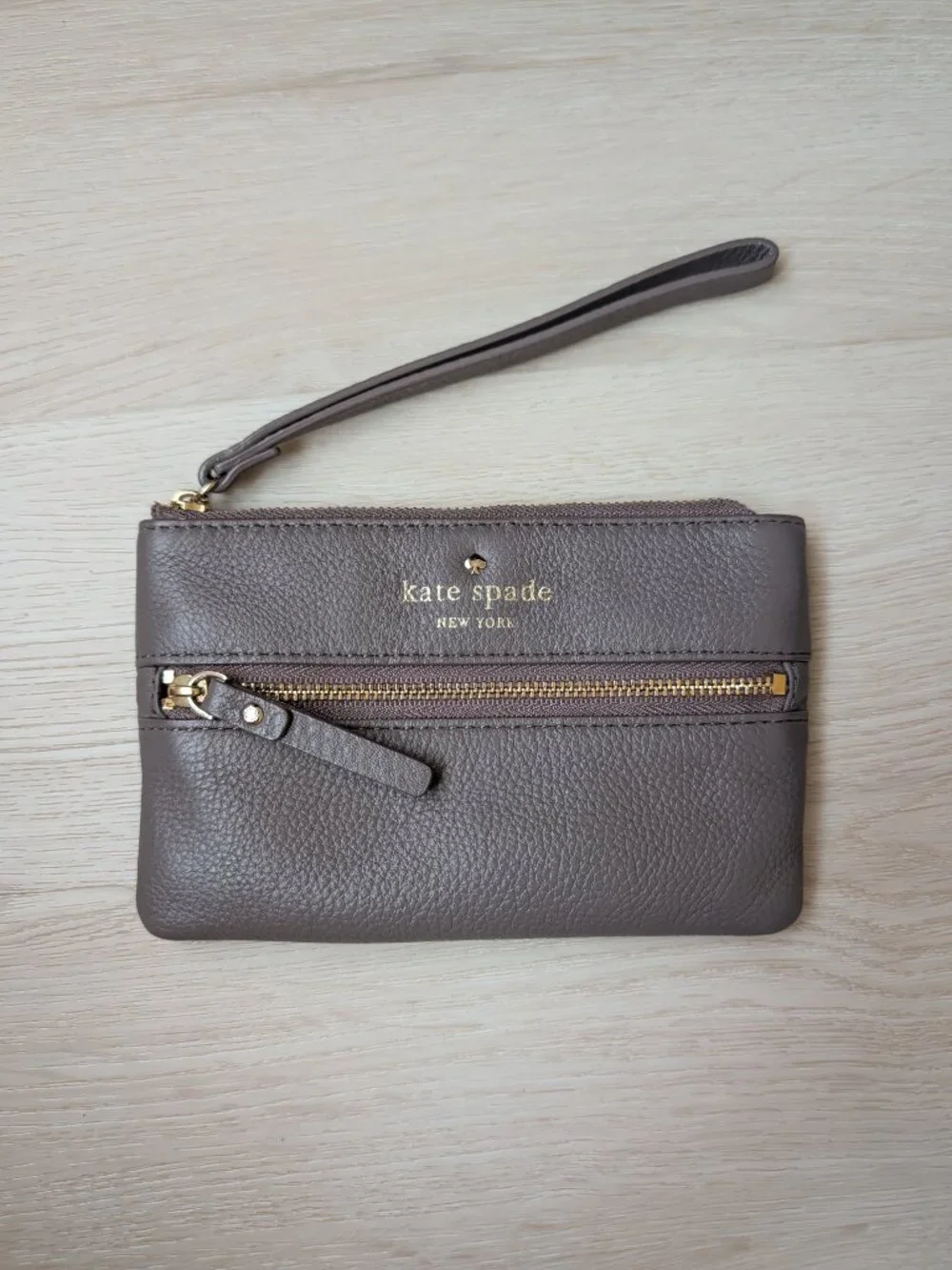 Kate Spade New York Cobble Hill Bee Pebbled Leather Warm Taupe Wristlet Wallet